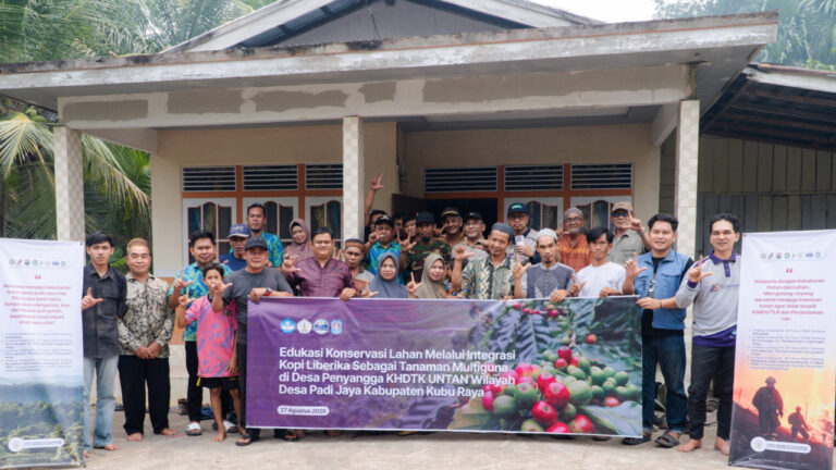 Tim Fakultas Kehutanan Untan dan warga Desa Padi Jaya membentangkan spanduk edukasi kopi Liberika dan konservasi lahan gambut. (Dok. Fakultas Kehutanan)