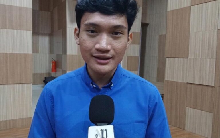 "Mantan Ketua BEM UGM Tiyo Ardianto mengkritik penundaan eksekusi putusan MK terkait anggaran pendidikan dan program MBG dalam diskusi publik di Untan Pontianak."