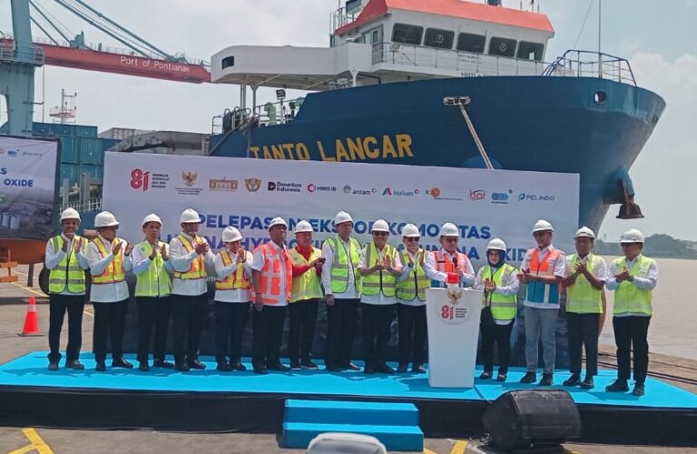 Kepala Staf Kepresidenan Dudung Abdurachman dan Wagub Kalbar Krisantus Kurniawan memimpin pelepasan ekspor perdana alumina di Pelabuhan Dwikora Pontianak.