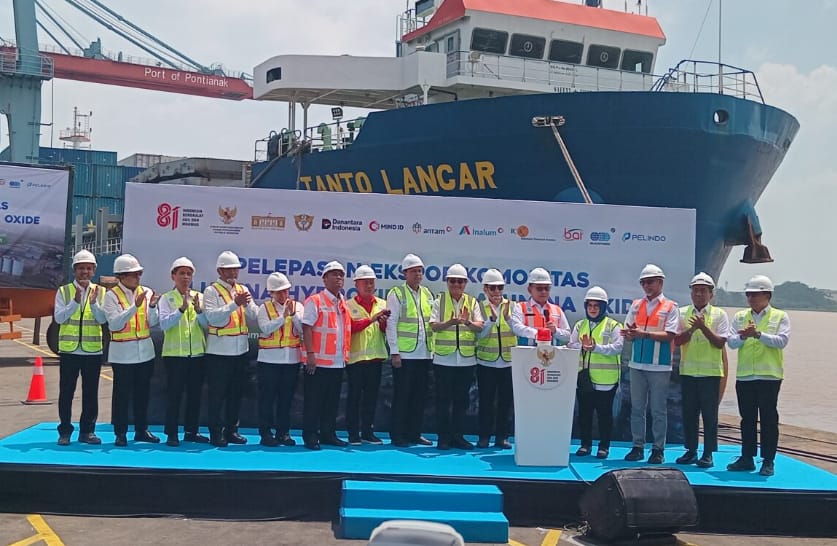 Kepala Staf Kepresidenan Lepas Ekspor Perdana Alumina di Pontianak