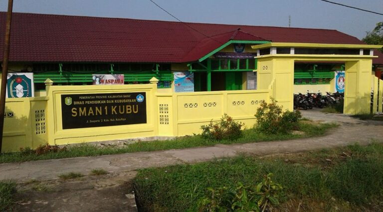 "Disdikbud Kubu Raya alihkan PTM ke pembelajaran daring pada 19-22 Agustus 2026 imbas kualitas udara PM2.5 masuk kategori berbahaya akibat kabut asap karhutla."
