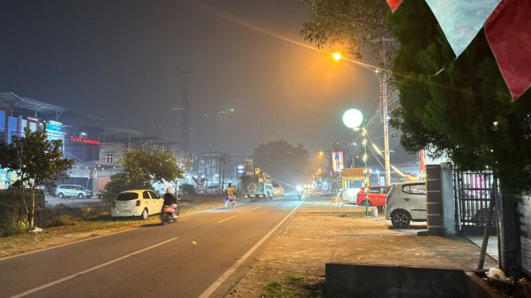 "Kabut asap karhutla selimuti Kota Pontianak pada Sabtu malam. Indeks kualitas udara global tunjukkan status buruk meski sistem lokal catat kategori sedang."