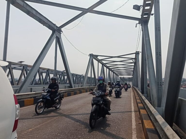 "Indeks Standar Pencemaran Udara (ISPU) di Pontianak Tenggara terpantau di angka 87 kategori sedang dengan parameter kritis PM2.5 akibat sisa karhutla."