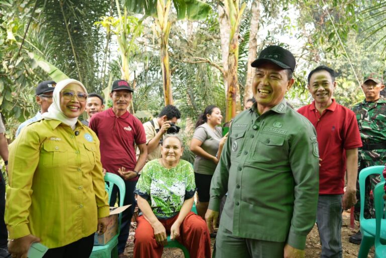 "Gubernur Kalbar Ria Norsan tinjau Desa Engkangin di Landak, janjikan perbaikan akses jalan rusak serta salurkan bantuan sembako bagi warga setempat."