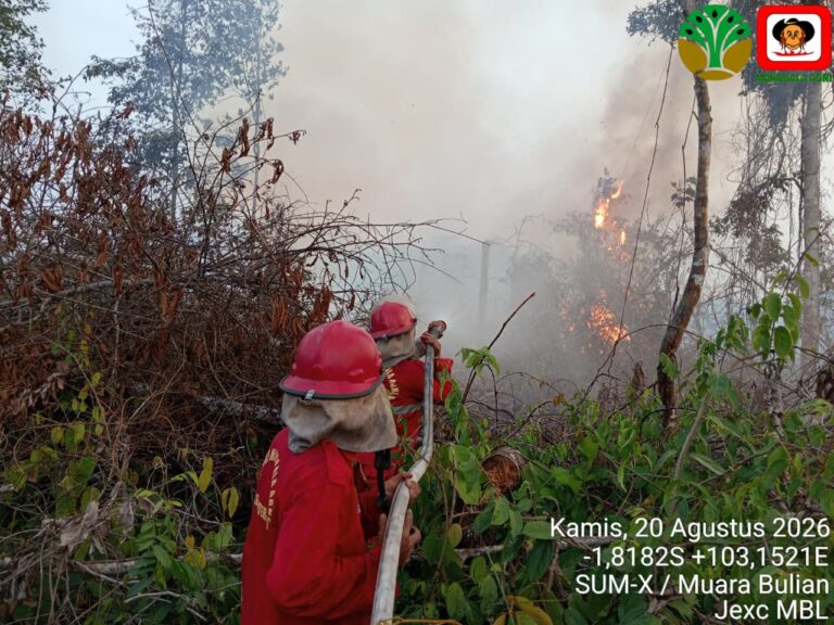 "Tim gabungan Polres Ketapang dan Manggala Agni padamkan 15 hektare kebakaran lahan di Kecamatan Kendawangan untuk cegah perambatan titik api."
