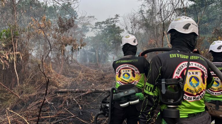 "Tim SAR Ditsamapta Polda Kalbar bergerak cepat padamkan dan sekat karhutla di Jalan Parit Sembin Kubu Raya dekat Pondok Pesantren Hidayatul Muslimin 1."