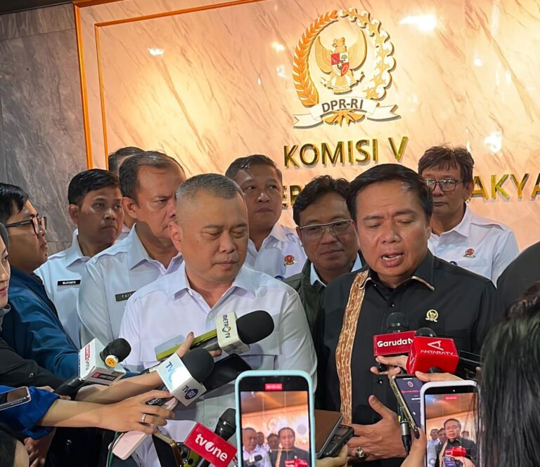"Ketua Komisi V DPR Lasarus bongkar modus operator kapal tumpuk ratusan kursi plastik untuk loloskan penumpang gelap di luar manifes resmi KSOP."