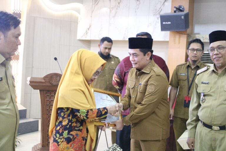 "Wakil Wali Kota Pontianak Bahasan melepas 35 ASN Pemkot Pontianak yang memasuki masa purna tugas periode Juli dan Agustus 2026."