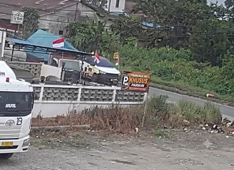 "Mahasiswi FISIP Untan tewas tertabrak truk usai KKM di Anjongan Mempawah, insiden maut diduga dipicu mobil operasional PT Antam rem mendadak."