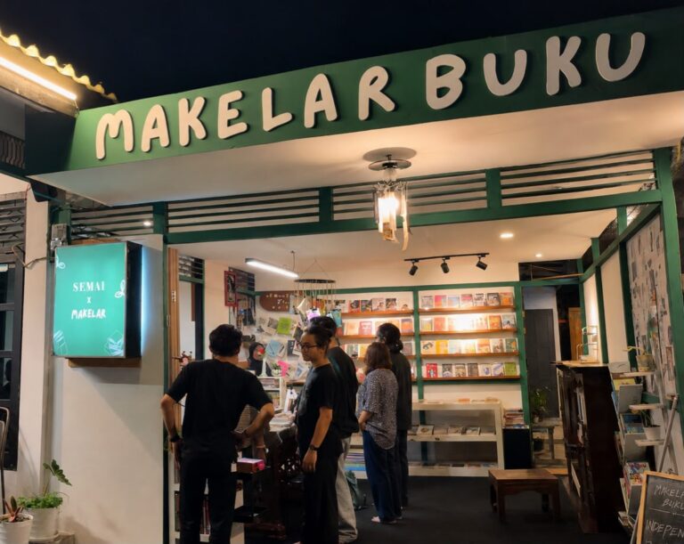 "Makelar Buku resmi meluncurkan gerai fisik pertamanya di Gang Sepakat 8 Pontianak. Menghadirkan ruang baca independen, inklusif, dan ramah kantong mahasiswa."