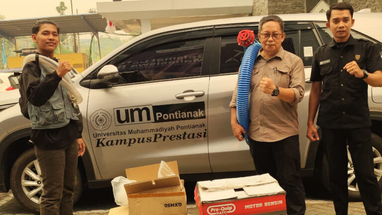 Tim UM Pontianak memperlihatkan mesin pompa air dan selang untuk mendukung aksi tanggap darurat karhutla. (Dok. Nusantara Post/Hendrawan)