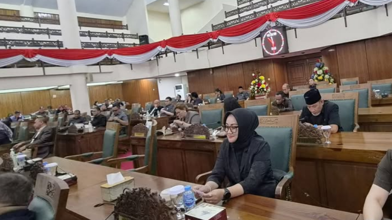 Anggota DPRD Kalbar Niken Tia Tantina menghadiri rapat di gedung ruang sidang DPRD Kalimantan Barat. (Dok. Instagram/nikentantina)