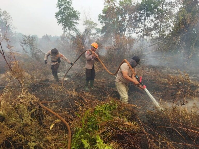 "Satgas Ops Aman Nusa II Polres Kubu Raya padamkan karhutla berjarak 150 meter dari Pesantren Hidayatul Muslimin 1 dan permukiman warga di Sungai Raya."