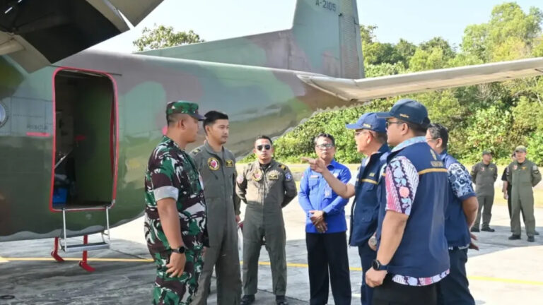 Sejumlah pejabat Otorita IKN, personel TNI AU, dan BMKG berdiskusi di dekat pesawat Cassa NC-212 di lanud. (Dok. TNI AU)