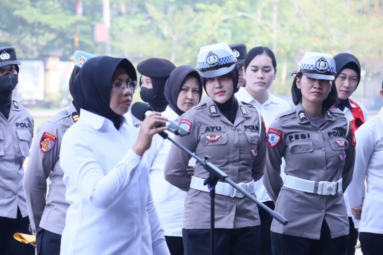"Pakor Polwan Polda Kalbar Novalina Tarihoran pimpin Gaktibplin di Lapangan Jananuraga. Pemeriksaan meliput sikap tampang, atribut, dan administrasi personel."