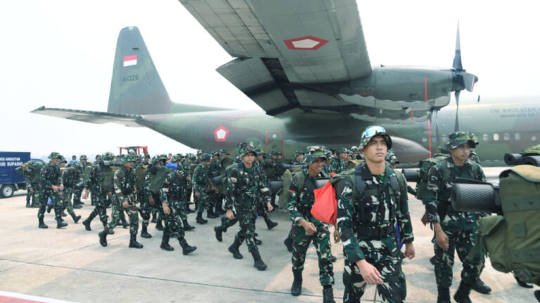 Pasukan Bawah Kendali Operasi (BKO) dari unsur TNI tiba di Kalimantan Barat menggunakan pesawat angkut militer untuk mendukung operasi penanggulangan kebakaran hutan dan lahan (karhutla). (Dok. Kodam XII/Tanjungpura)