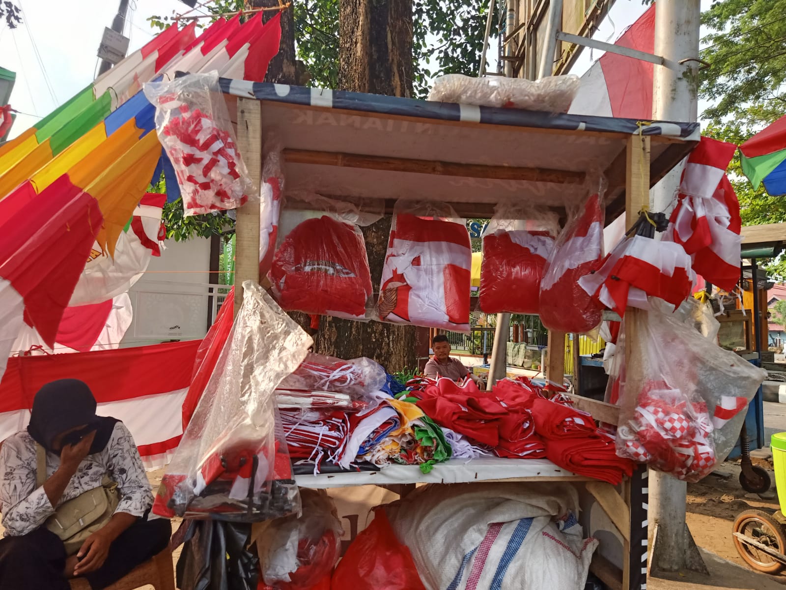 Omzet Hancur Seminggu Jelang Kemerdekaan Pedagang Bendera Musiman Pontianak ‘engga merdeka bang’