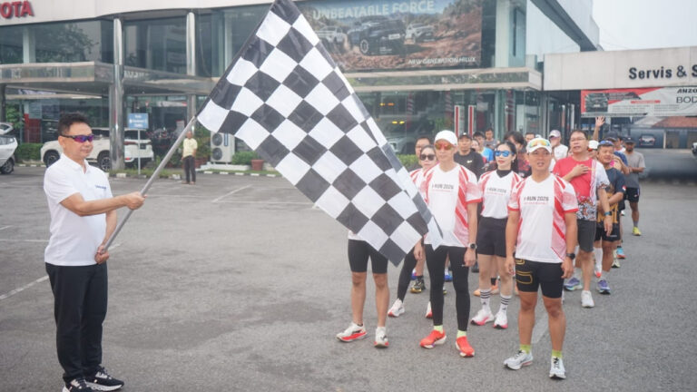 Wali Kota Pontianak mengibarkan bendera start untuk melepas keberangkatan pelari estafet 350 kilometer rute Pontianak menuju Kuching. (Dok. HO/NusantaraPost)