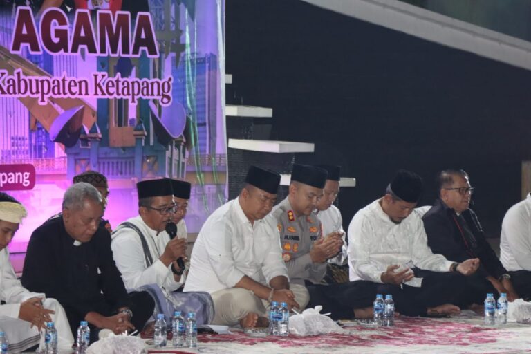 "Pemkab Ketapang dan Forkopimda menggelar doa bersama lintas agama di halaman Kantor Bupati untuk memohon keselamatan daerah serta turunnya hujan."