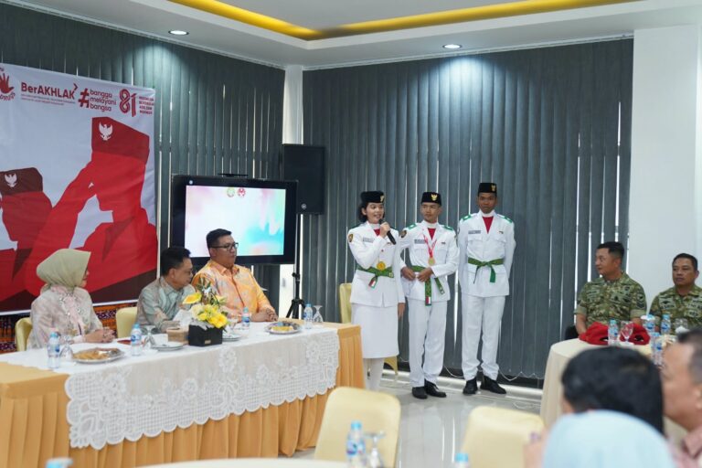 "Pemkot Pontianak beri apresiasi Paskibraka 2026, termasuk Celine Olivia siswi SMK 5 yang bertugas sebagai pembawa baki Bendera Pusaka di Istana Merdeka."
