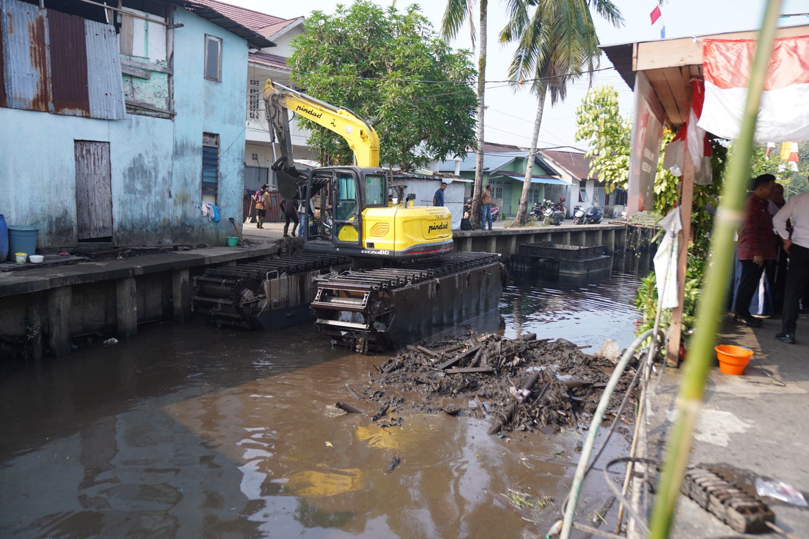 Pemkot Pontianak menata Parit Tokaya dengan membongkar jembatan penghambat, normalisasi drainase, dan menertibkan garis sempadan sungai.