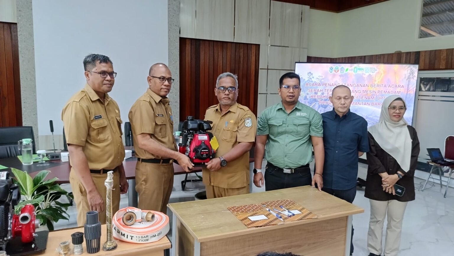 Pemprov Kalbar Serahkan 20 Mesin Pemadam Karhutla ke Enam KPH