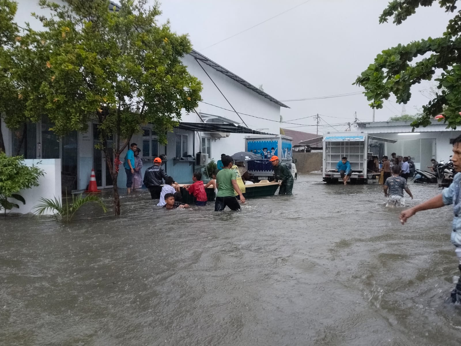 Hujan Deras Guyur Kota Padang, Tiga Kecamatan Terendam Banjir
