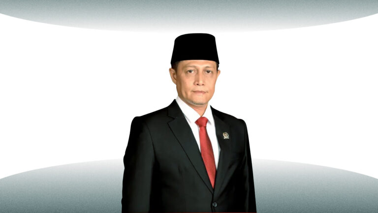 Anggota DPD RI Dapil Kalimantan Barat Sultan Syarif Melvin Alkadrie mengenakan jas hitam dan peci. (Dok. Instagram/sultanmelvin9)
