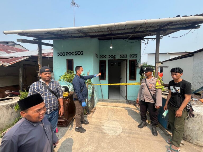 "Jenazah perempuan inisial EG (50) ditemukan di dapur rumahnya di Pal Sembilan, Kubu Raya. Polisi pastikan hasil visum tidak temukan tanda kekerasan."