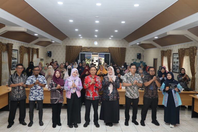 "Diskominfo Pontianak gelar SIPEDE di Kantor Bapperida, dorong pelaku UMKM kuasai teknologi AI untuk perluas pasar dan strategi promosi daring."