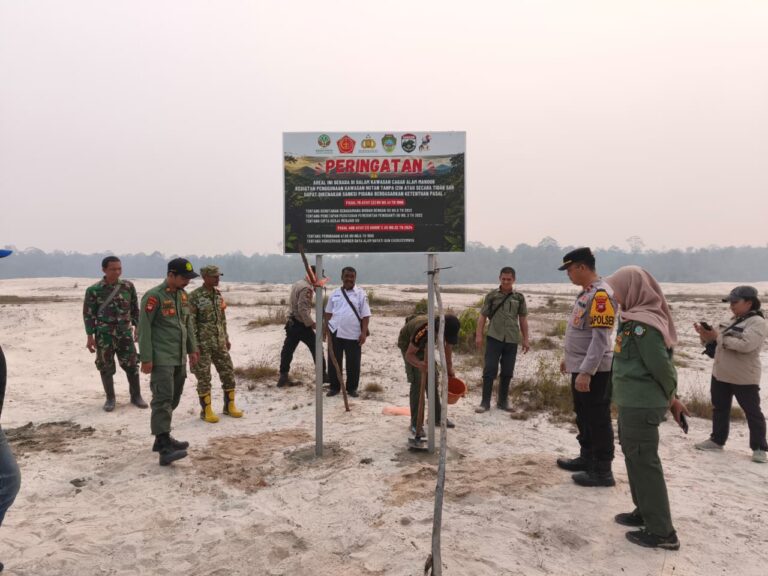 "BKSDA Kalbar bersama Forkopimcam pasang plang larangan di Cagar Alam Mandor Landak demi melindungi habitat hutan kerangas dan ekosistem gambut."