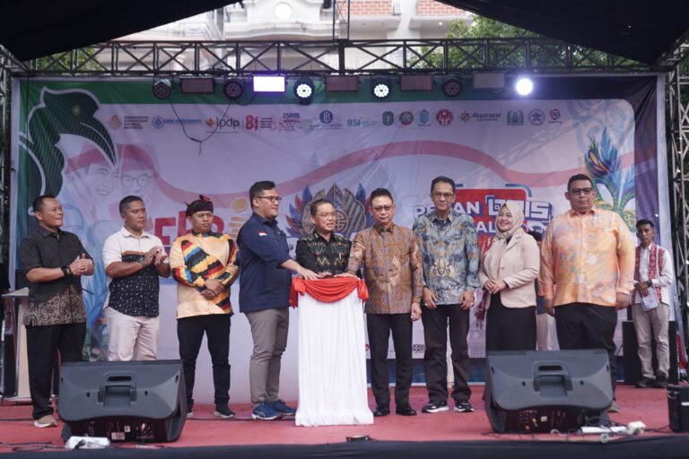 "Jumlah merchant QRIS di Kota Pontianak tembus 186.753 unit pada 2025. Pemkot terus dorong pelaku UMKM melek transaksi nontunai dan literasi digital."