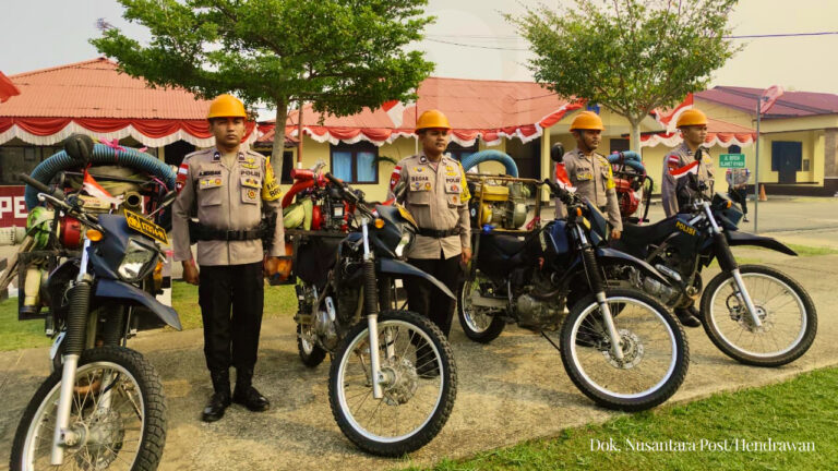 Personel Korps Brimob Polri bersiaga bersama sepeda motor modifikasi pemadam karhutla pada Upacara Penerimaan Satgas Aman Nusa II Polda Kalbar. (Dok. Nusantara Post/Hendrawan