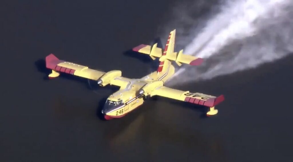 Mengenal Pesawat Pemadam Karhutla “Super Scooper” Mampu Sedot 6.000 Liter Air dalam 12 Detik