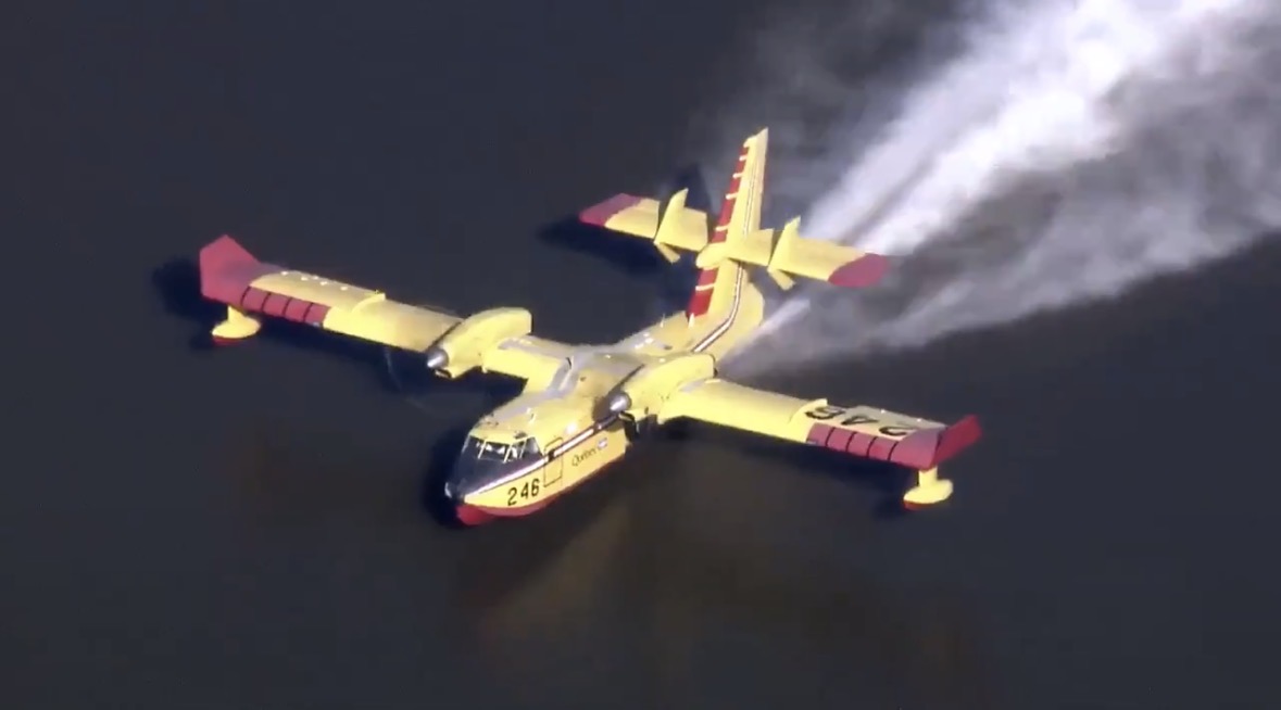 Mengenal Pesawat Pemadam Karhutla “Super Scooper” Mampu Sedot 6.000 Liter Air dalam 12 Detik