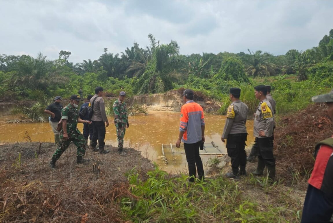 Personel Polsek Mandor bersama TNI dan instansi terkait meninjau area bekas tambang ilegal yang mengalami kerusakan lingkungan di wilayah Kabupaten Landak.