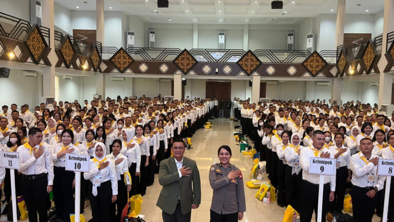 Kompol Anne Tria Sefyna bersama perwakilan UPB dan ratusan mahasiswa baru menyanyikan lagu kebangsaan di Convention Center UPB Pontianak. (Dok. HO/Nusantara Post)
