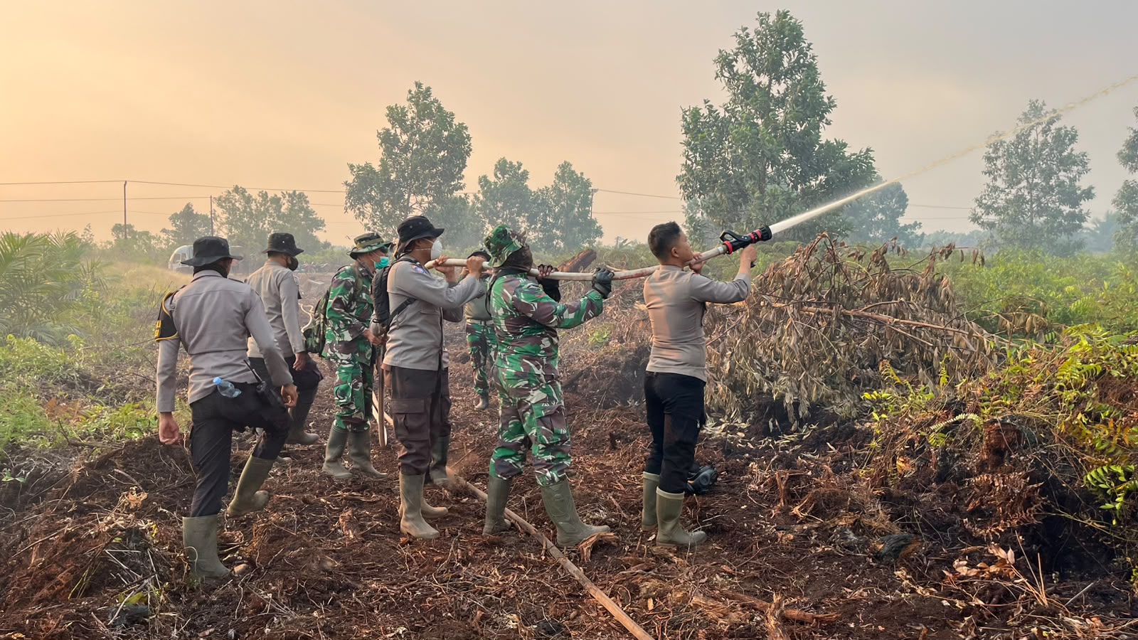 Polisi Padamkan Karhutla di Jalan Poros Pelang–Kepuluk Ketapang
