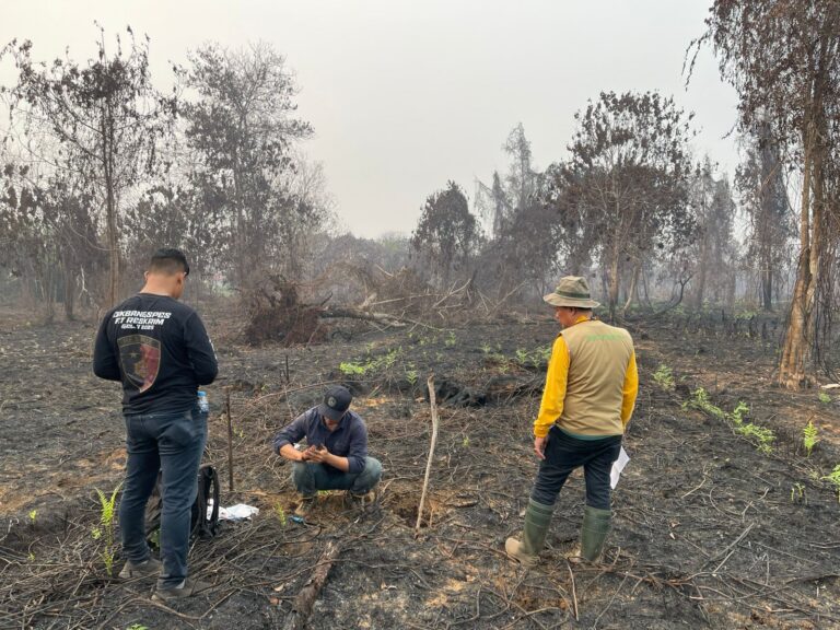 "Satgas Gakkum Polres Kubu Raya pasang garis polisi di 20 hektare lahan bekas karhutla Jalan Parit Seruat, Arang Limbung, untuk selidiki asal api dan status tanah."