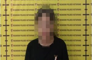 "Polsek Marau mengamankan seorang perempuan berinisial W beserta 17 paket narkotika dalam penggerebekan kamar kos di Desa Air Upas, Ketapang."