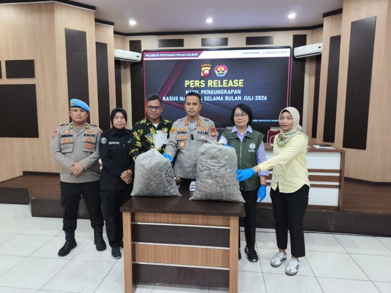 "Polresta Pontianak gagalkan perdagangan ilegal 551 kg sisik dan 42 kg kuku trenggiling senilai ratusan juta dari Sintang dan Kapuas Hulu."
