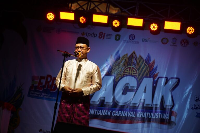 "Wali Kota Edi Rusdi Kamtono resmi membuka Pontianak Carnaval Khatulistiwa 2026 yang diikuti 1.700 peserta untuk menggerakkan sektor ekonomi kreatif dan UMKM."