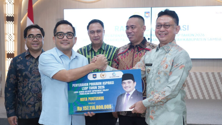 Penyerahan simbolis Program Aspirasi LSDP Tahun 2026 senilai Rp157 miliar kepada Wali Kota Pontianak Edi Rusdi Kamtono untuk optimalisasi pengelolaan sampah terpadu. (Dok. HO/Nusantara Post)