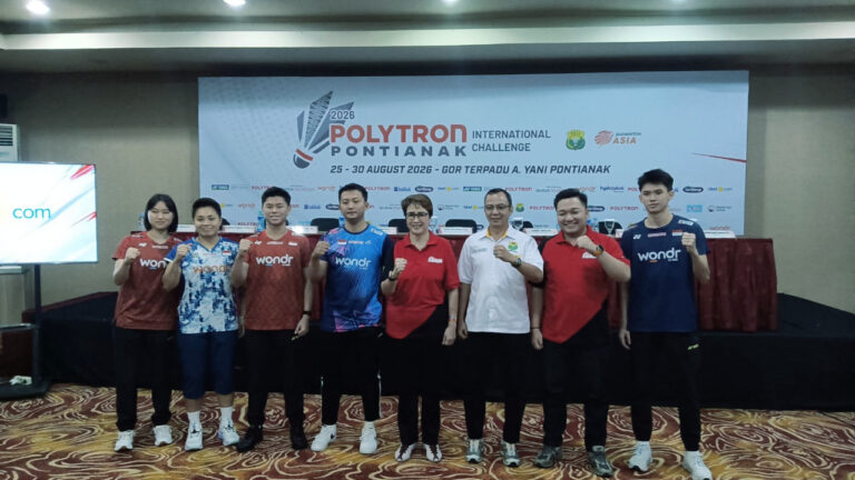 Panitia pelaksana, pengurus PBSI, perwakilan Polytron, dan atlet bulutangkis Indonesia berfoto bersama dalam konferensi pers Polytron Pontianak International Challenge 2026. (Dok.HO/NusantaraPost)