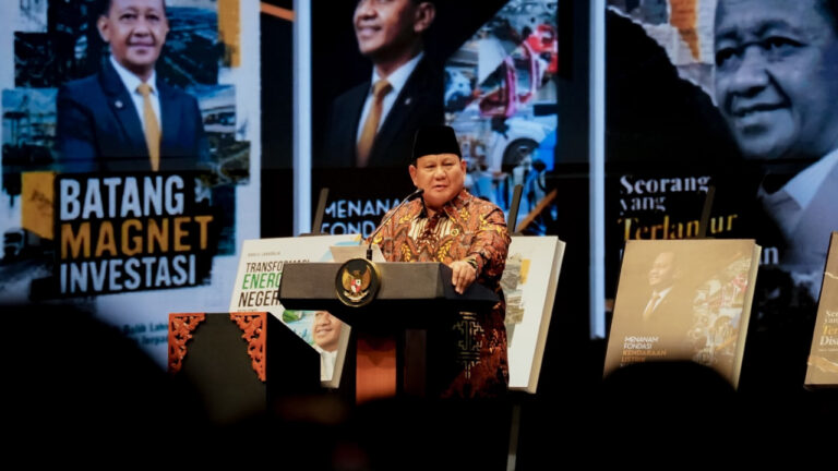 Presiden Prabowo Subianto berpidato di atas podium hitam berlambang Garuda Pancasila dengan latar belakang pajangan buku dan baliho. (dok. Instagram/Bahlil Lahadalia)