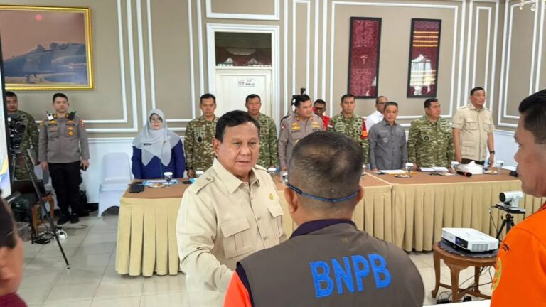 Presiden Prabowo Subianto menyalami petugas Badan Nasional Penanggulangan Bencana (BNPB) saat memimpin rapat koordinasi penanganan karhutla di Kalimantan Barat.