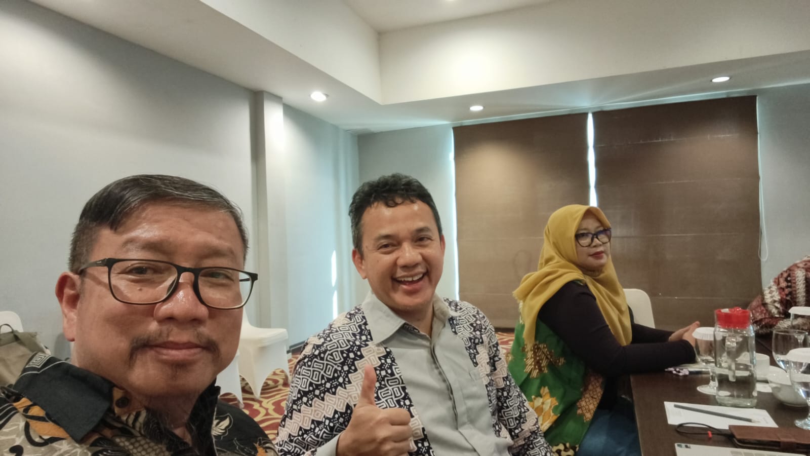 Infografis skema rantai nilai Perhutanan Sosial menuju transaksi karbon berintegritas, simulasi reduksi emisi, dan alur benefit sharing.