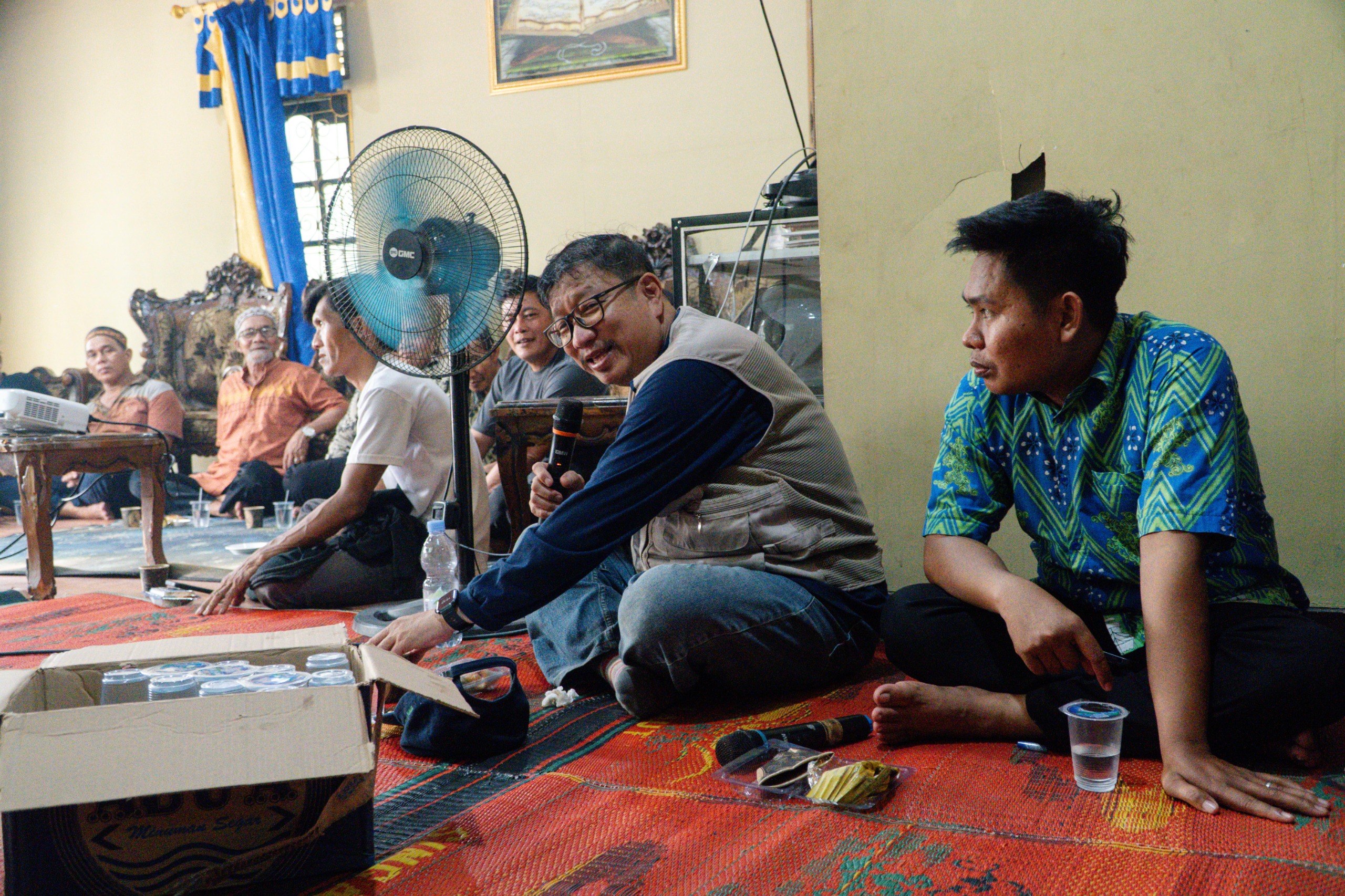 Prof. Dr. Ir. H. Gusti Hardiansyah, M.Sc., QAM., IPU. saat menyampaikan materi mengenai konservasi lahan dan kopi Liberika di hadapan warga Desa Padi Jaya.