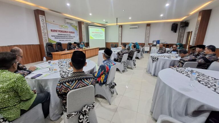 Ketua ICMI Orwil Kalbar Prof. Gusti Hardiansyah memberikan arahan dalam Rapat Pengurus Harian dan Evaluasi Tahun Pertama di Pontianak.
