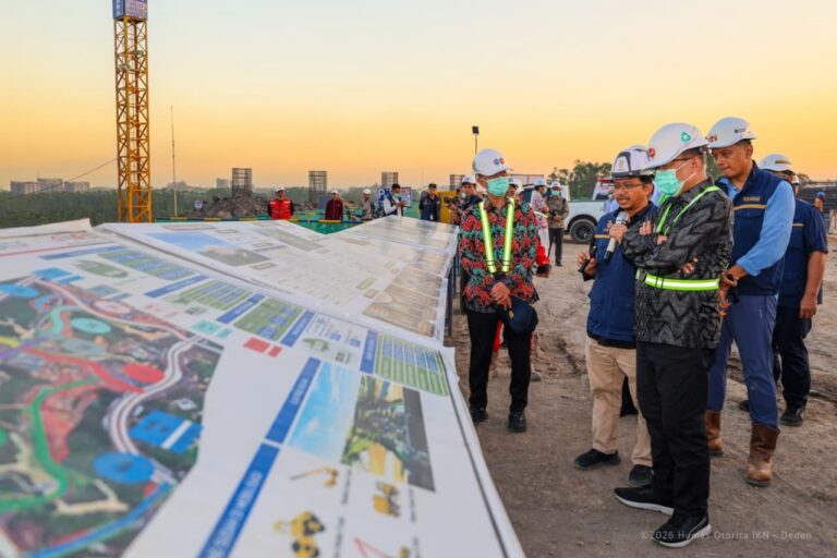 "Rombongan Hakim Konstitusi meninjau langsung pembangunan Gedung MK di KIPP IKN yang telah mencatatkan progres fisik sebesar 12,41 persen."